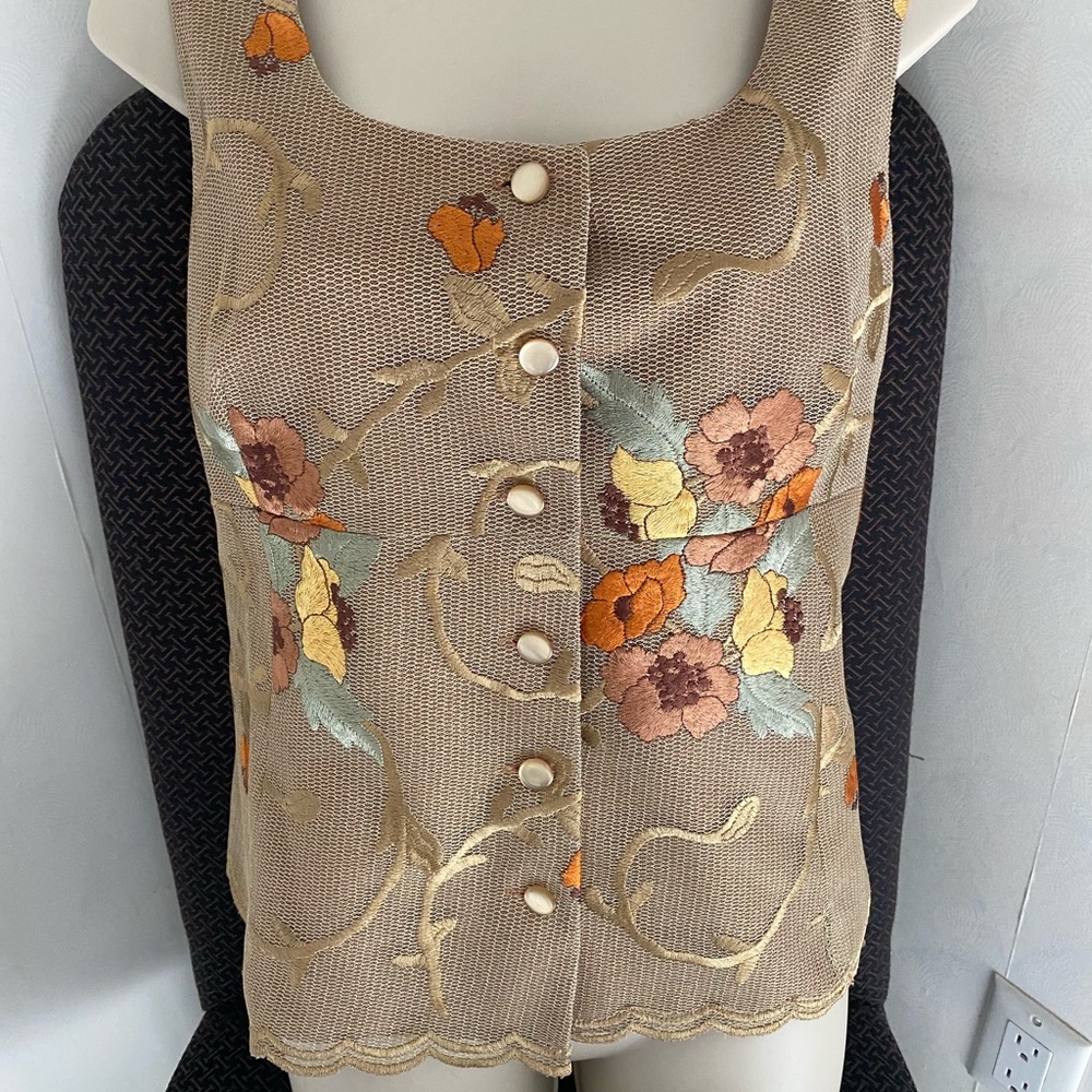 Vest or sleeveless shell/top